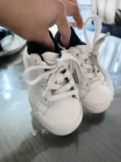 Zapatillas blancas para niño - miniatura 1