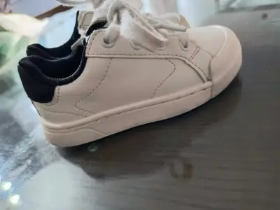 Zapatillas blancas para niño - miniatura 2