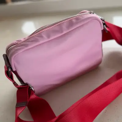 Bandolera rosada con correa roja - miniatura 3