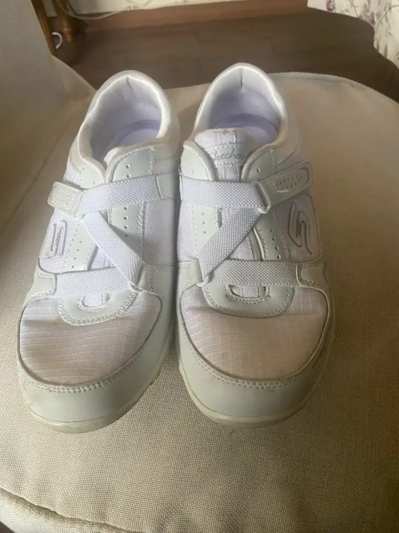 Zapatillas blancas con velcro - 1