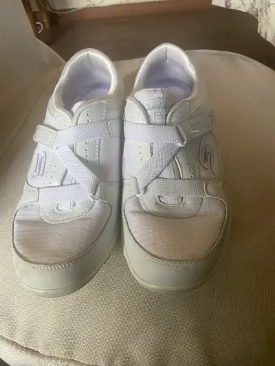 Zapatillas blancas con velcro - miniatura 1