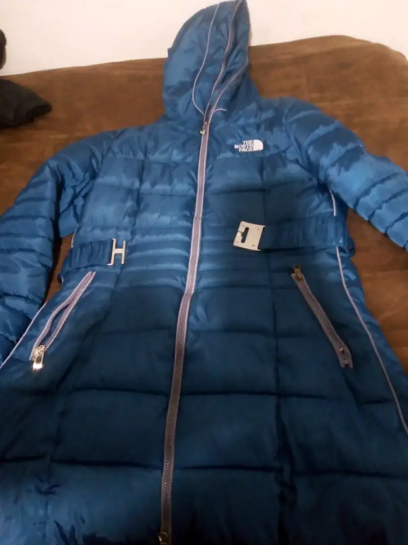 Chaqueta acolchada azul con capucha
