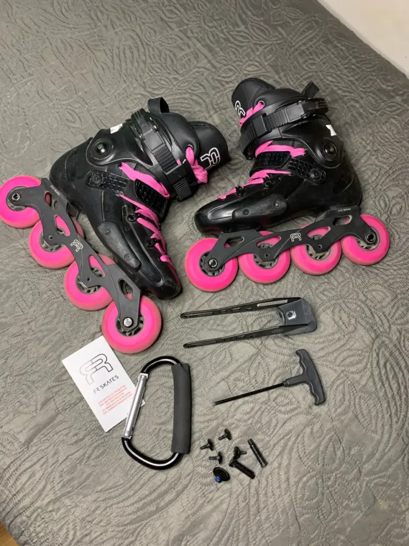 Patines en línea negros y rosados