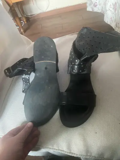 Sandalias negras con tachas - miniatura 3