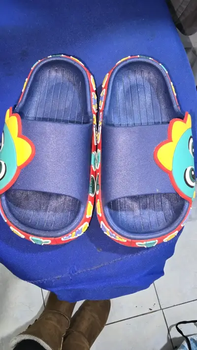 Sandalias de goma azul para niños - miniatura 1