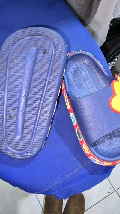 Sandalias de goma azul para niños - miniatura 3