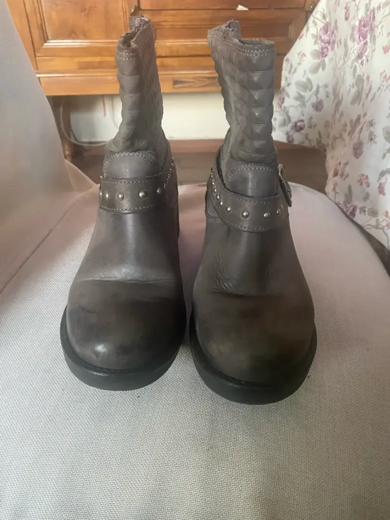 Botines de cuero marrón con tachas - 1