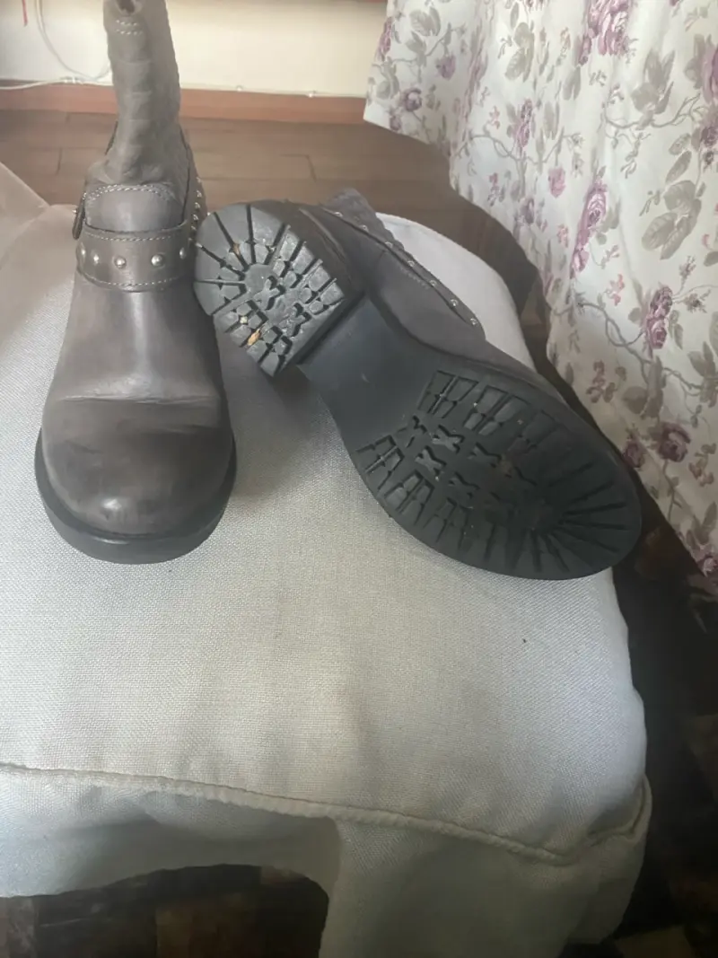 Botines de cuero marrón con tachas - 2