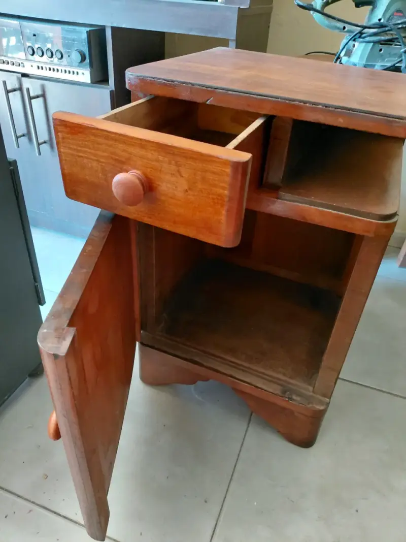 Mesa de noche de madera - 1