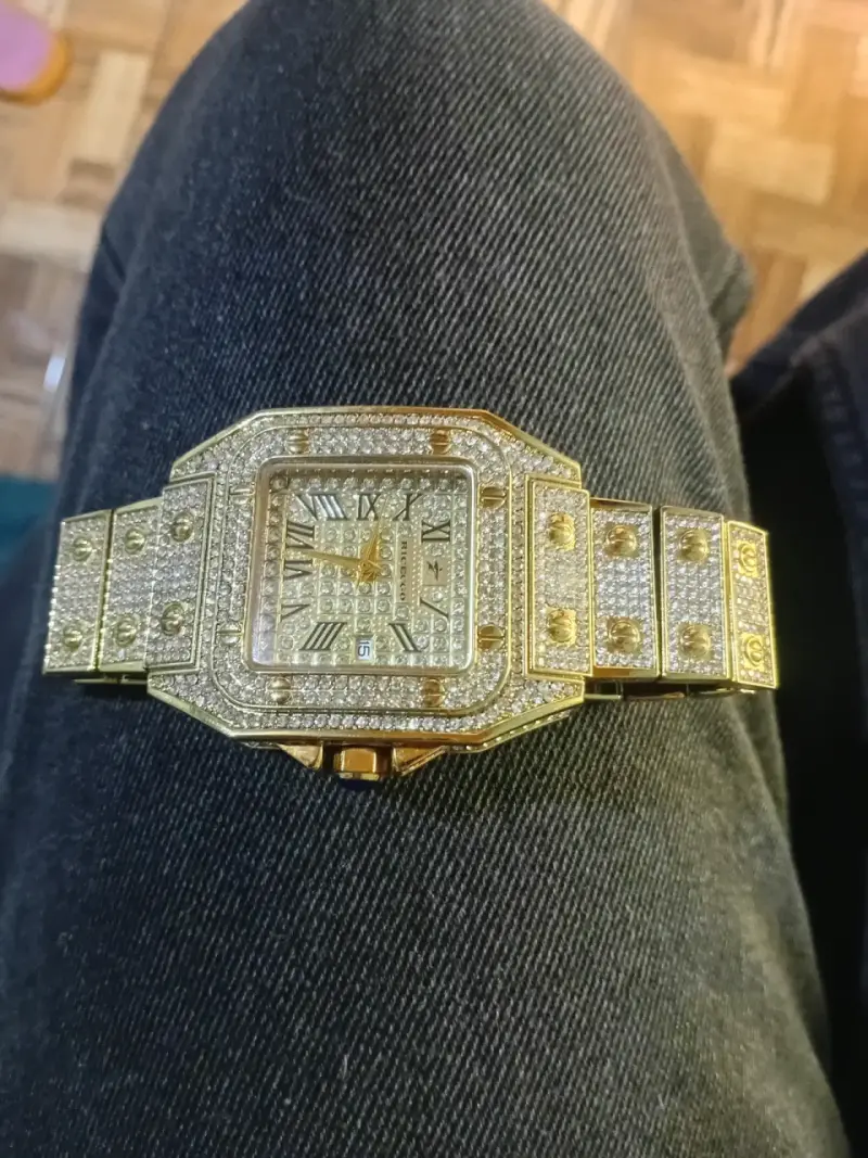 Reloj dorado con gemas - 1