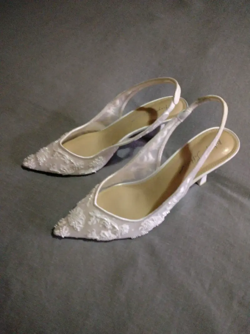 Zapatos de novia blancos bordados