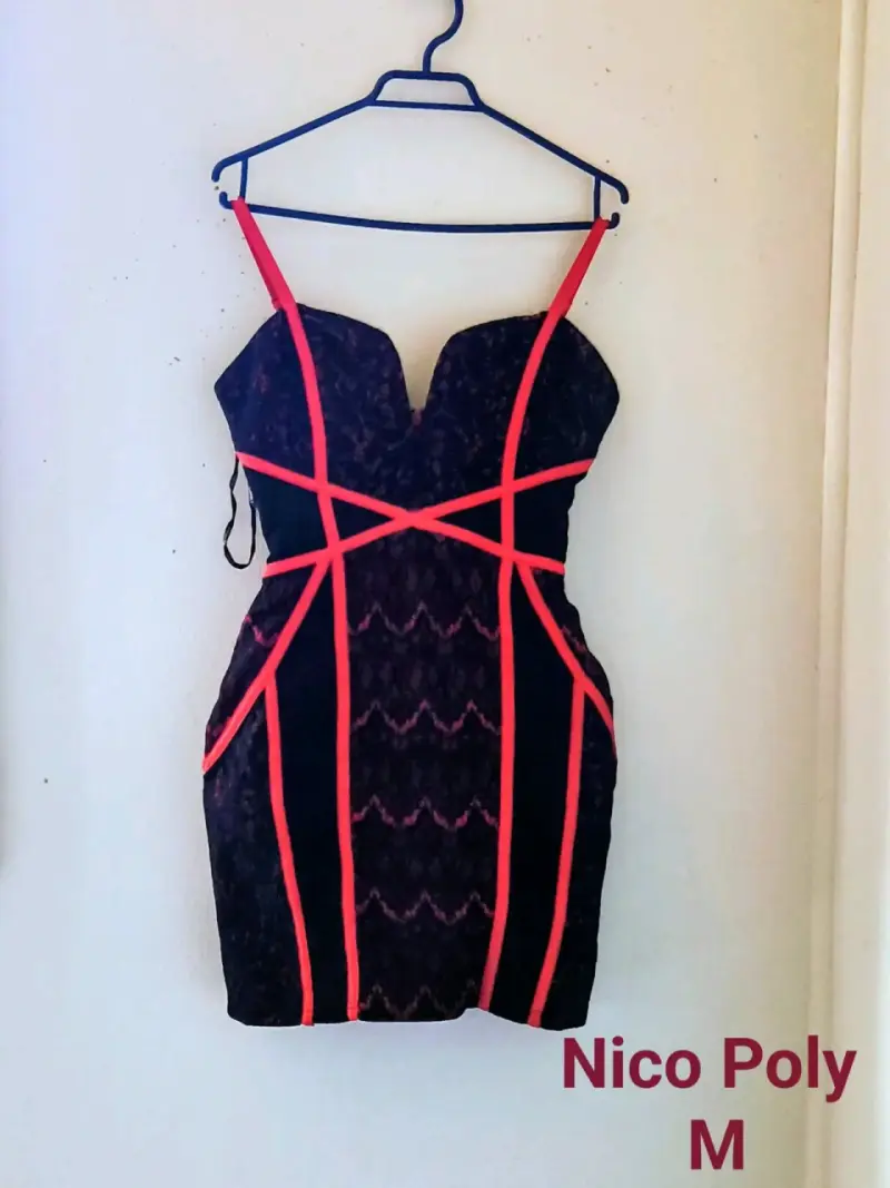 Vestido negro con tirantes rojos - 1