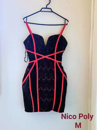 Vestido negro con tirantes rojos - miniatura 1