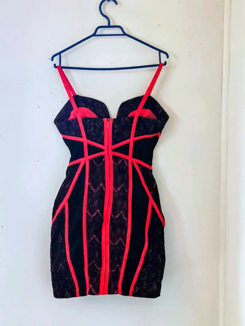 Vestido negro con tirantes rojos - 2