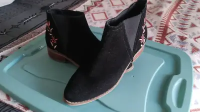 Botines negros bordados - miniatura 2