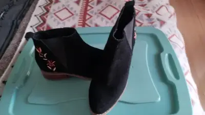 Botines negros bordados - miniatura 3