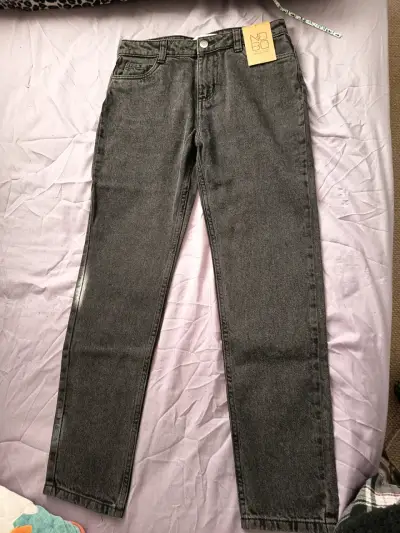 Jeans negros con etiqueta - miniatura 1