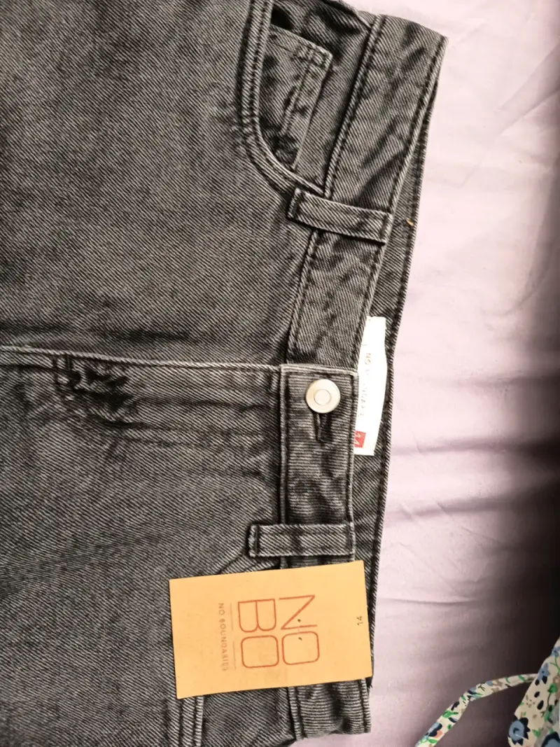 Jeans negros con etiqueta - 2