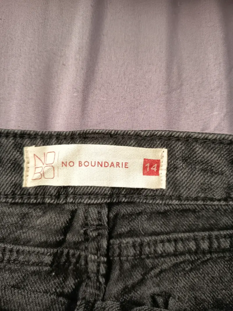 Jeans negros con etiqueta - 3