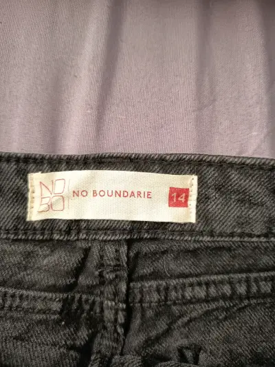 Jeans negros con etiqueta - miniatura 3