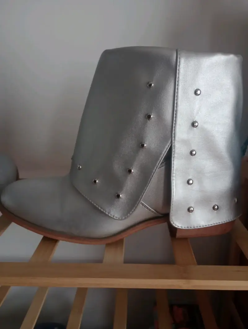 Botines plateados con tachas - 1