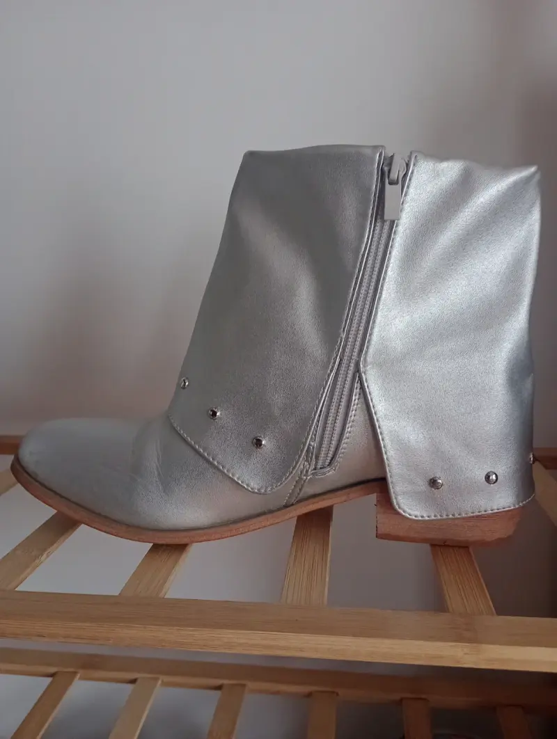 Botines plateados con tachas - 2