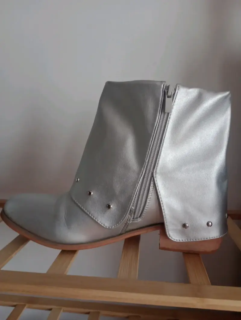Botines plateados con tachas - 3