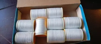 Conos de hilo blanco para coser - miniatura 1