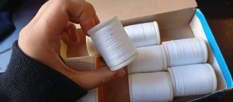 Conos de hilo blanco para coser - 3