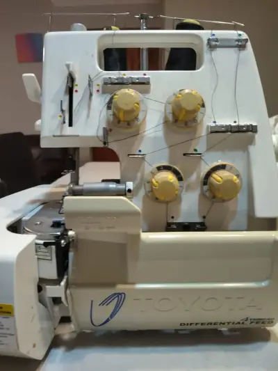 Máquina overlock Toyota 4 hilos - miniatura 1