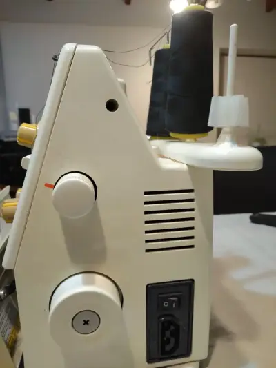 Máquina overlock Toyota 4 hilos - miniatura 2