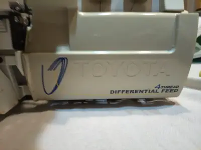 Máquina overlock Toyota 4 hilos - miniatura 3