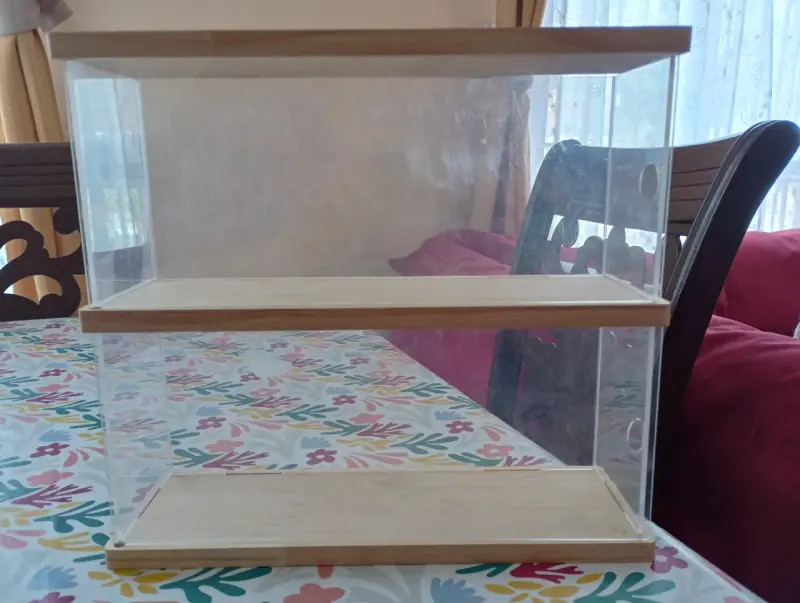 Vitrina de acrílico y madera - 1