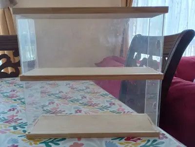 Vitrina de acrílico y madera - miniatura 1