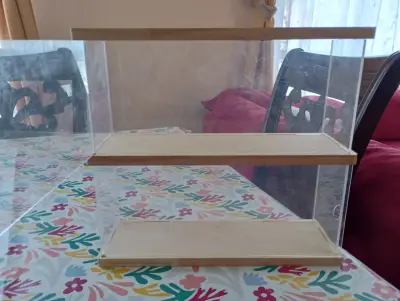 Vitrina de acrílico y madera - miniatura 2