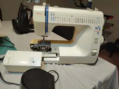 Máquina de coser Toyota Quiltmaster - miniatura 2