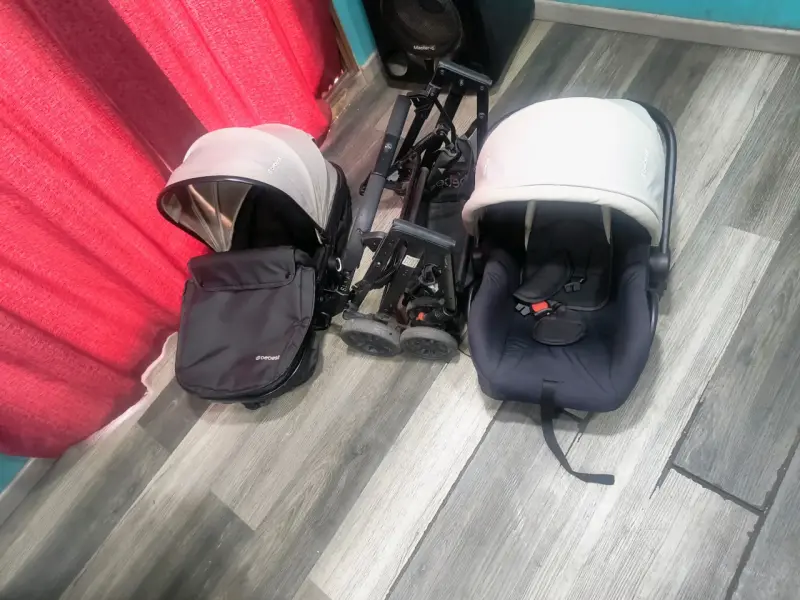 Coche de bebé con silla de auto - 1