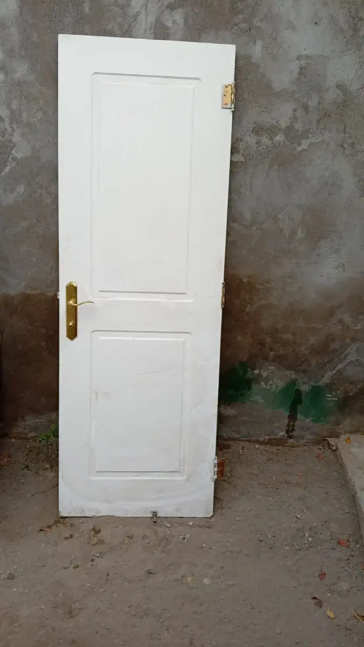 Puerta blanca de madera