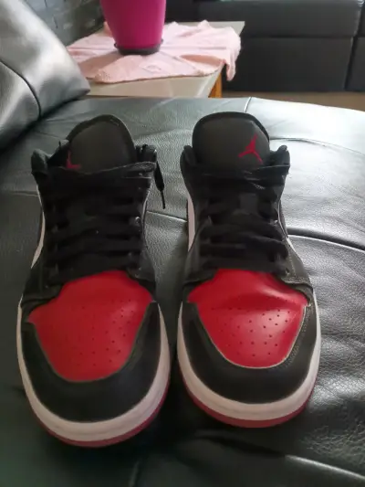 Zapatillas deportivas negras y rojas - miniatura 1