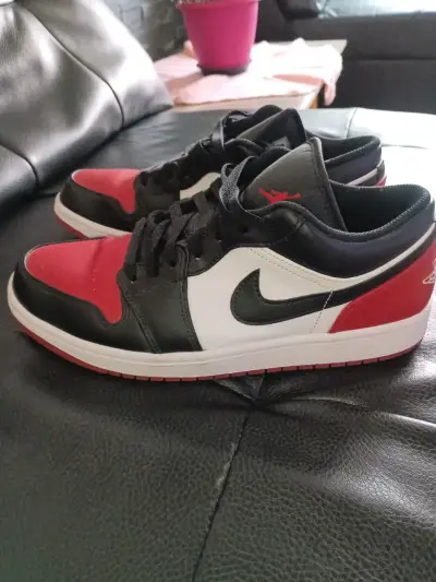 Zapatillas deportivas negras y rojas - miniatura 2