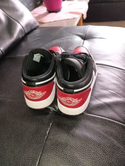 Zapatillas deportivas negras y rojas - miniatura 3