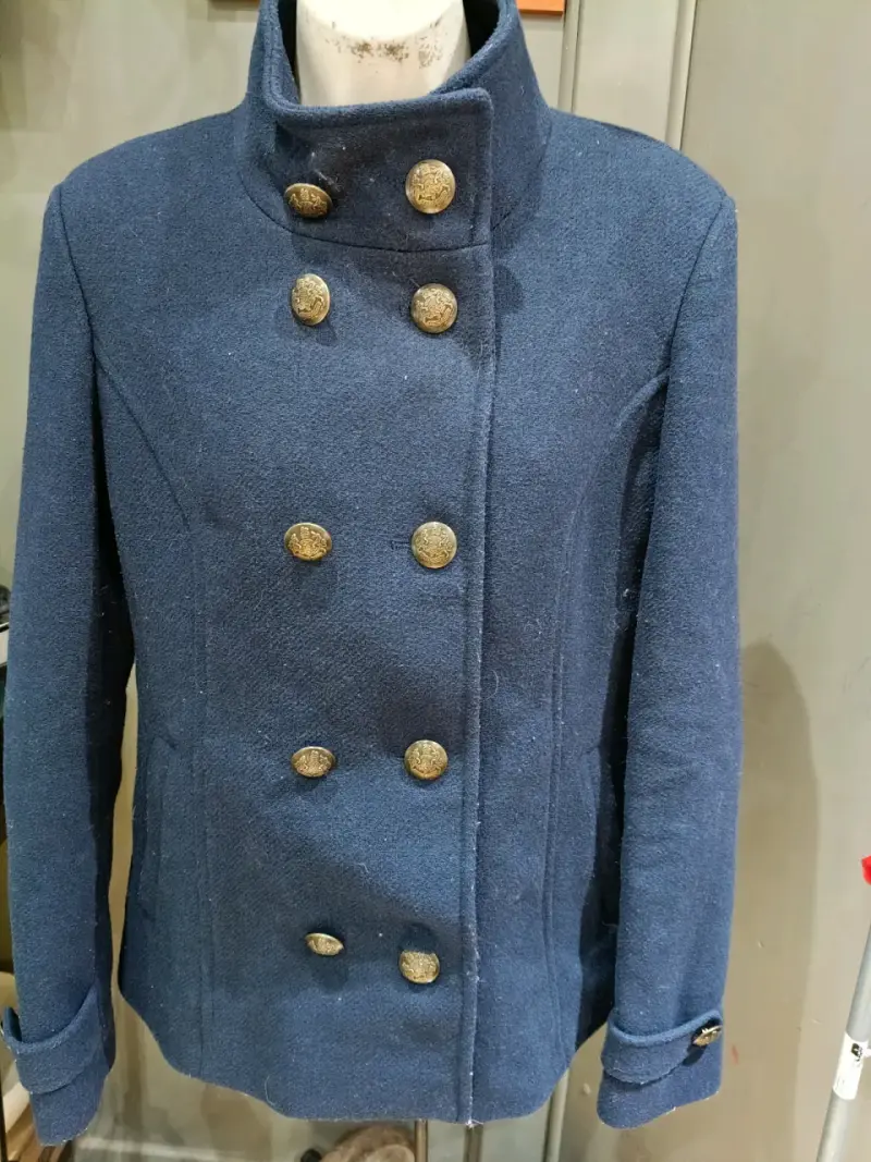 Chaqueta azul botones dorados
