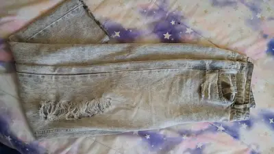 Jeans gris desgastado - miniatura 2