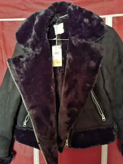 Chaqueta negra con piel sintética - miniatura 2