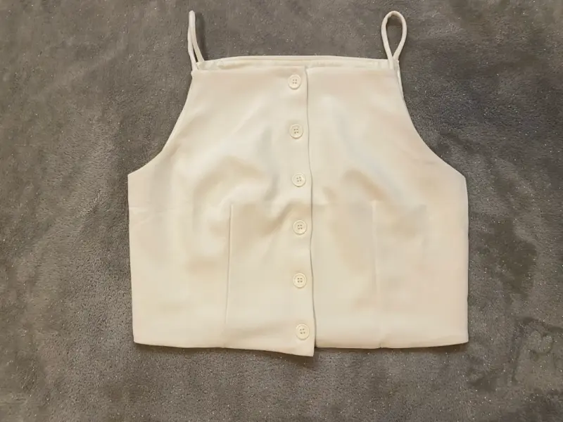 Top blanco con botones
