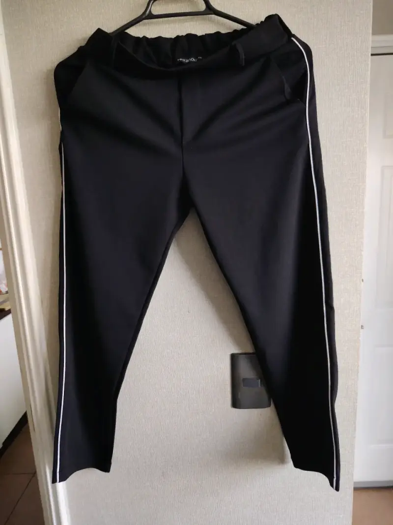 Pantalones deportivos negros - 1