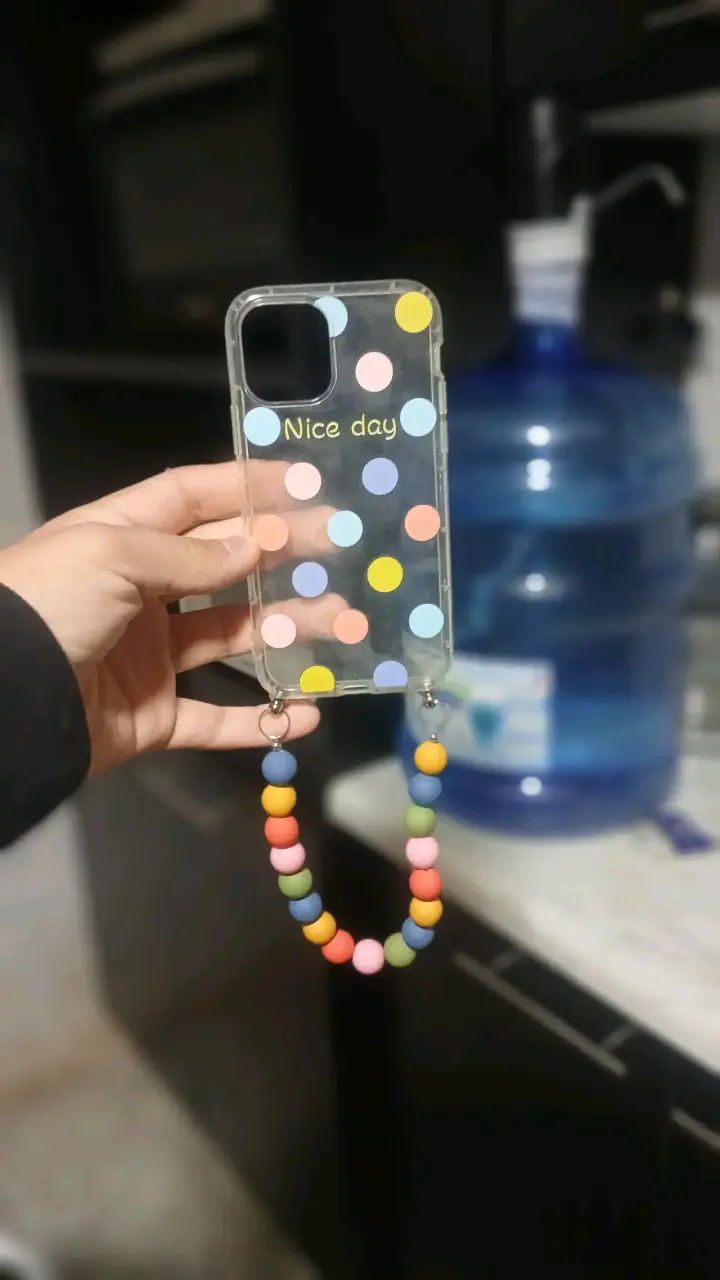 Funda de teléfono con puntos y cadena - 1