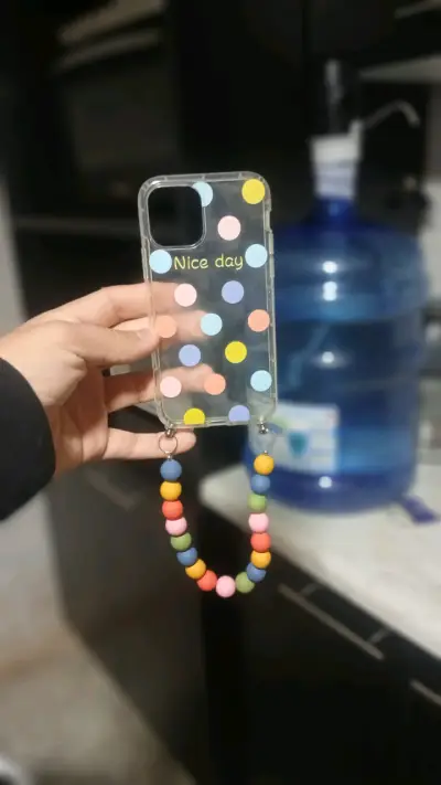 Funda de teléfono con puntos y cadena - miniatura 1
