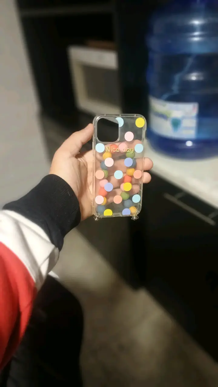Funda de teléfono con puntos y cadena - 2