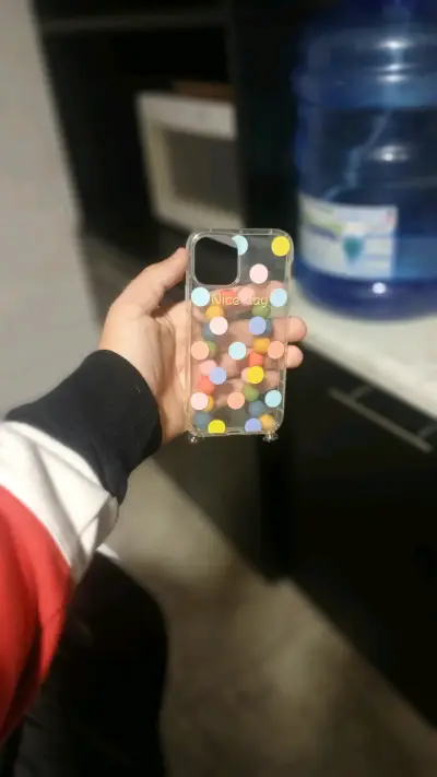 Funda de teléfono con puntos y cadena - miniatura 2